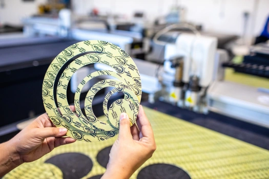 různé velikosti vyřezané z  materiálu adiseal